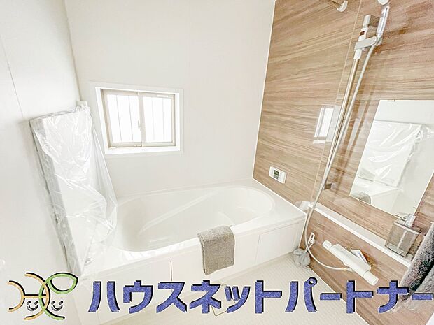 心地よいバスタイムを演出する浴室はゆとりあるサイズを採用。保温機能付き、汚れをはじく有機ガラス系の新素材を採用した浴室。美しく機能的な設備を採用。