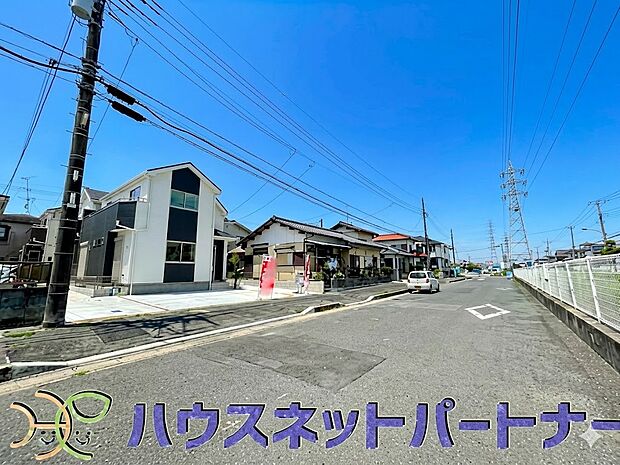 前面道路の日当たりの良い明るいお家。