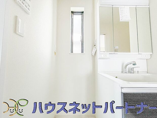 毎日使う洗濯機。しっかりと奥行きのある置き場が確保されています。
