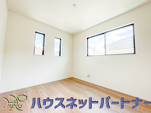 柔らかな光り差し込む家族に優しい洋室は子供部屋にぴったり。