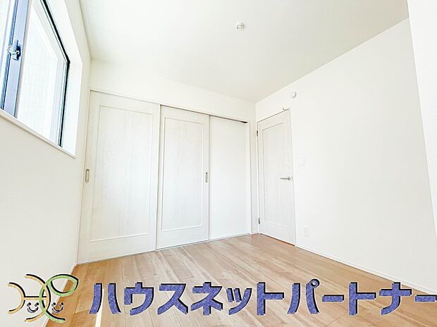 手すりがないと階段の昇り降りで危険なことはもちろん、壁に手をつきながら歩くことで壁紙が汚れやすくなります。すべての方に安心して昇り降りしていただくため、手すりを設置しました。
