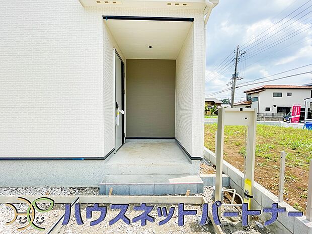 玄関の扉を開けるとそこは家族の待つお家。笑い声が聞こえてきそう。