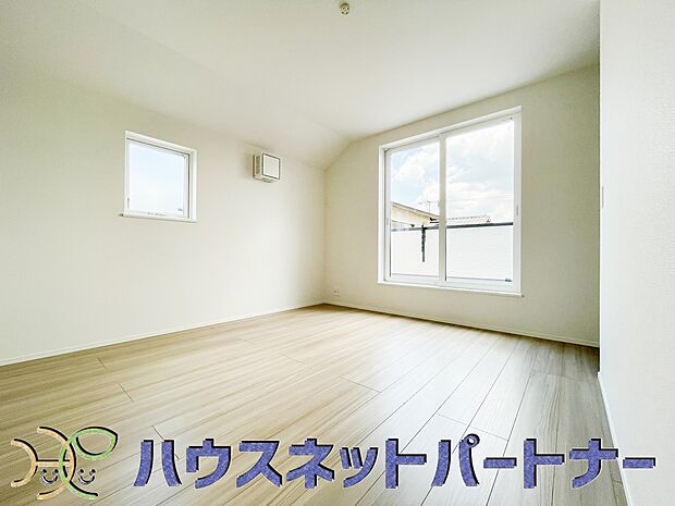 バルコニーに直接出入りできるお部屋です。ちょっと外の空気を吸いたい時や、ベランダでミニガーデニングなども楽しめそうです。