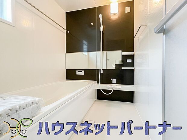 心地よいバスタイムを演出する浴室はゆとりあるサイズを採用。保温機能付き、汚れをはじく有機ガラス系の新素材を採用した浴室。美しく機能的な設備を採用。