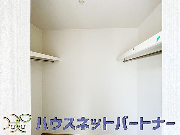 たくさんの洋服をかけてもシワになりにくいウォークインクローゼット。洋服以外にも、普段使わない家電やスーツケース、ストック品など何でも片付く嬉しい空間です。