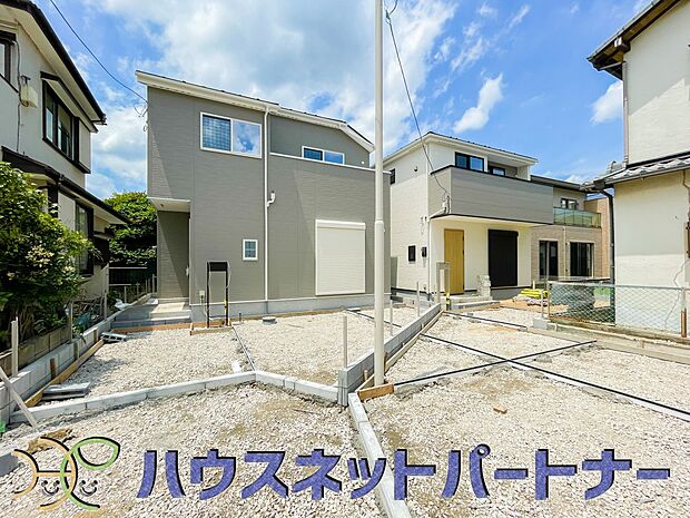 街に溶け合う美しい景観と、採光や風通しを考えて設計された間取り。近隣の視線を考え調整した窓位置など、外観だけでなく、住まうご家族の心地よさを最優先しました。