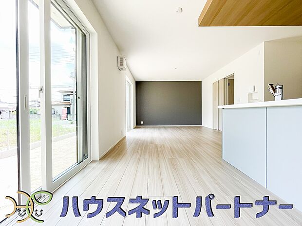 明るく開放的なダイニング。家族とのコミュニケーションが取りやすく、みんなの笑顔が溢れます