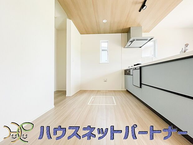 家族の様子を見ながらキッチンでお料理。一日の出来事を会話しながらの家事は嬉しいコミュニケーション。