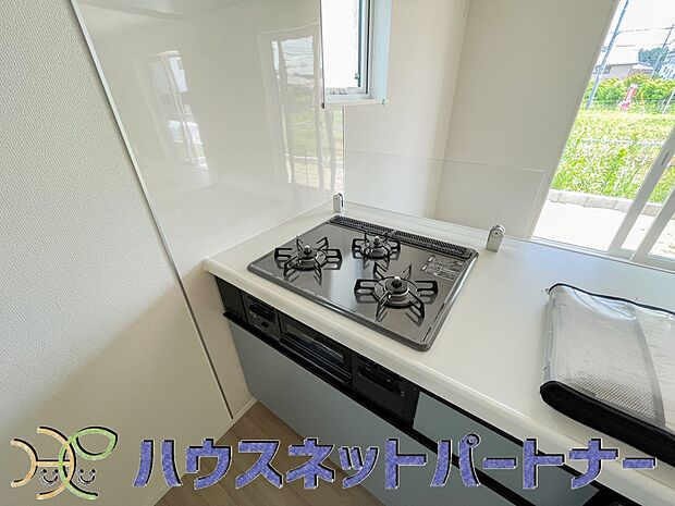 三口コンロで料理の幅を拡げてくれる使いやすいシステムキッチンを採用。洗い場も大きいので野菜や食器を洗ったりする際にも捗り、奥様の強い味方となってくれるはずです。