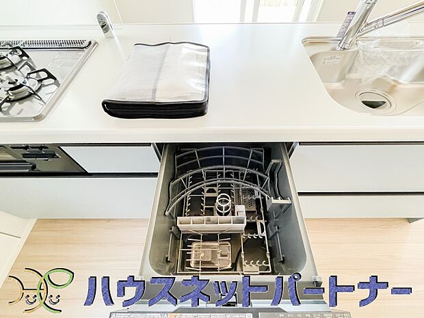 ビルトイン食器洗乾燥機完備。家事のお手伝いをしてくれる奥様の味方です。食器を洗っている間にお掃除など、様々なシーンで家事の時短に役立つ食洗機。省スペースのビルトインタイプを採用致しました。