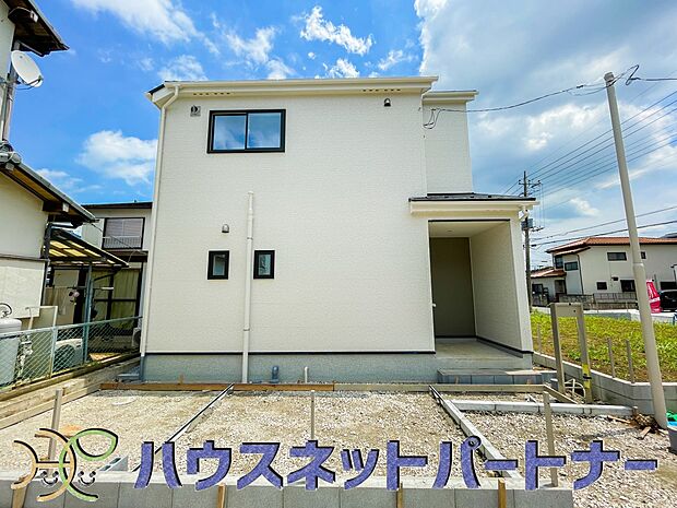 通勤や家族の送迎など、毎日の生活にマイカーが欠かせない方にとって駐車場は大事な条件。敷地内にカースペースがあれば、お出かけやお買い物の際の搬入出もらくらくです。