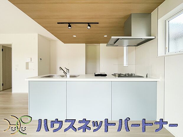 カウンターキッチンなら、リビングで遊ぶ子供の様子を見ながら料理ができるので安心です。料理を運んでもらったり、子供にお手伝いしてもらいやすいのもいいですね♪