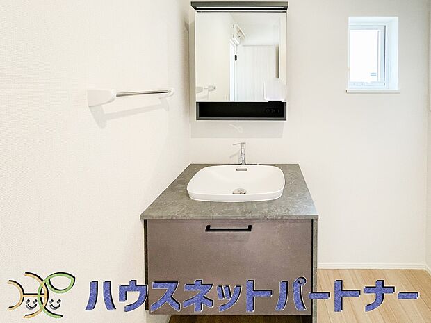 大きく見やすい三面鏡で清潔感ある洗面台は、身だしなみチェックや肌のお手入れに最適です。何かと物が増える場所だからこそ、スッキリと見映えの良い空間に拵えました。