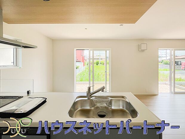 カウンターキッチンなら、リビングで遊ぶ子供の様子を見ながら料理ができるので安心です。料理を運んでもらったり、子供にお手伝いしてもらいやすいのもいいですね♪