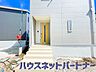 玄関：上質感漂う玄関へのアプローチ。居住者の帰り、訪れる方を優しく迎える・安らぎに満ちた生活空間を予感させる。健やかな暮らしを楽しめそう。