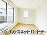 洋室：柔らかな日差しが入る洋室は落ち着いた雰囲気のお部屋です。ベッドを置いてゆったりと心も体も休まるお部屋へ。