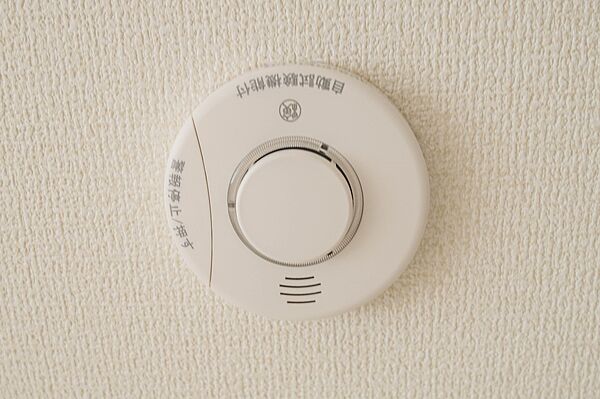 予期せぬ火事。火災警報器で助かる命があります。火災は決して他人事ではなく、どこの家庭でも起こり得ることです。万が一の時でも、火災警報器が、いち早く火災を知らせてくれます。