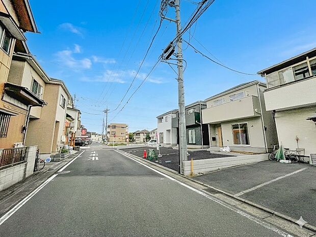 前面道路の日当たりの良い明るいお家。