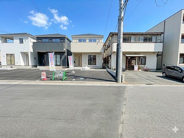 通勤や家族の送迎など、毎日の生活にマイカーが欠かせない方にとって駐車場は大事な条件。敷地内にカースペースがあれば、お出かけやお買い物の際の搬入出もらくらくです。
