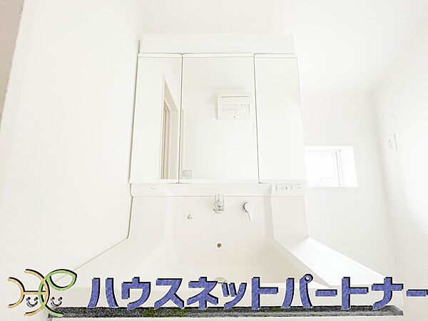 家の中でも特にプライベートスペースとなる洗面所は、洗濯場所と浴室を同じ空間でまとめております。小窓を設置しておりますので、熱気などが籠りやすい空間でちょっとした空気の入れ替えを。