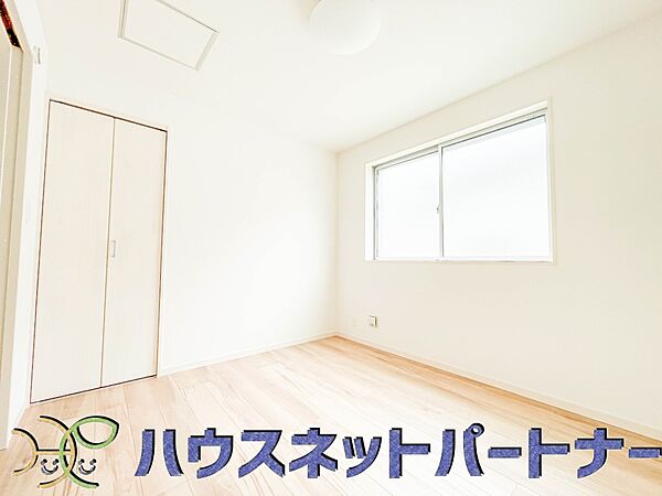 壁面クローゼットのメリットは、衣類が横一列に並ぶためひと目で洋服が選びやすいこと。衣類をたくさんお持ちの方も、限られたスペース内に無理なく収納することができます。