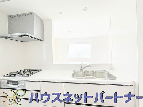 カウンターキッチンなら、リビングで遊ぶ子供の様子を見ながら料理ができるので安心です。料理を運んでもらったり、子供にお手伝いしてもらいやすいのもいいですね♪