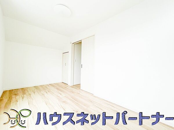 独立性を高めたお部屋。たっぷりの収納も配備しており、片付いた空間を現実出来そう。陽光も降り注ぐ明るく開放的な空間が魅力的。