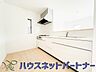 キッチン：明るい自然光が入る作業スペースを多くとった壁付けキッチン採用。夫婦揃ってキッチンに立っても調理がしやすく、家事をしながら会話も弾みます。食器類もすっきりと片付く収納力。