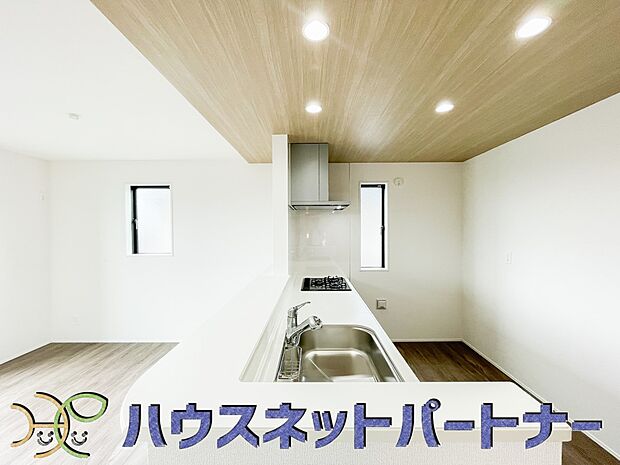カウンターキッチンなら、リビングで遊ぶ子供の様子を見ながら料理ができるので安心です。料理を運んでもらったり、子供にお手伝いしてもらいやすいのもいいですね♪