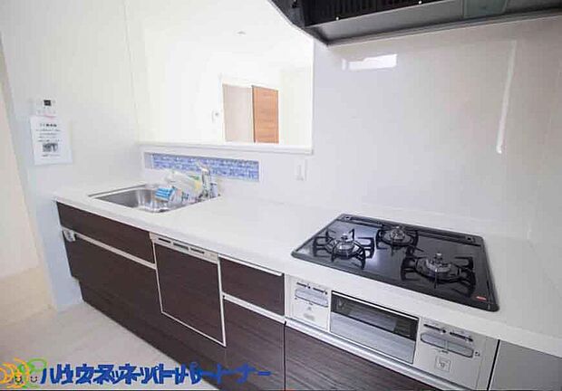 三口ガスコンロは、炒め物などに適した強火力の「大バーナー」と天ぷらと煮物などに適した「標準バーナー」、奥にある弱火の「小バーナー」の3種類のバーナーが搭載されています。
