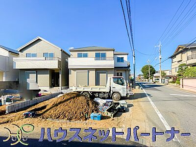 外観:堂々たる趣ながら、主張し過ぎずどこか余裕を感じさせるシャープなフォルムで佇む邸宅は、晴天の空と照らし合わせる事で、本来あるべき完成形の姿を見せてくれます。 外観:堂々たる趣ながら、主張し過ぎずどこか余裕を感じさせるシャープなフォルムで佇む邸宅は、晴天の空と照らし合わせる事で、本来あるべき完成形の姿を見せてくれます。