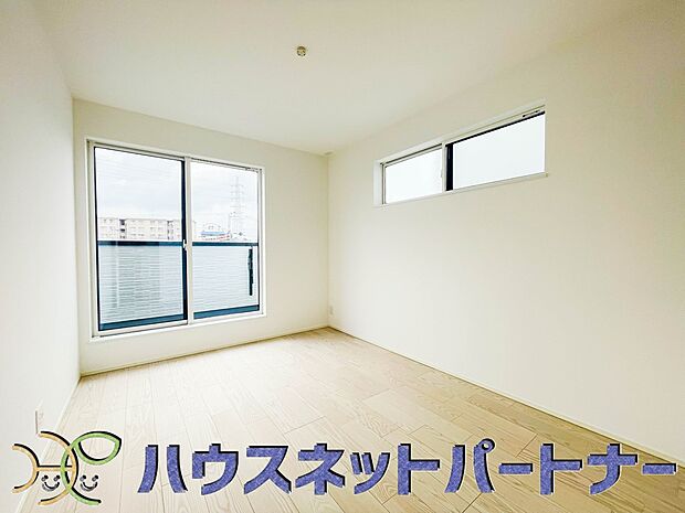 太陽の光がお部屋を照らしてくれます。こんな朝を迎えると今日一日を頑張ろうと思えてきますよね。