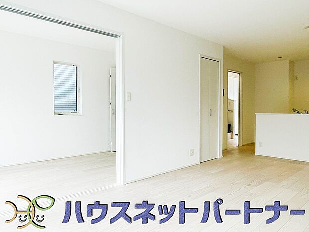 リビングは、食事スペースと寛げる場所設けてもまだ余裕の広さ。明るい光が照らしてくれます。