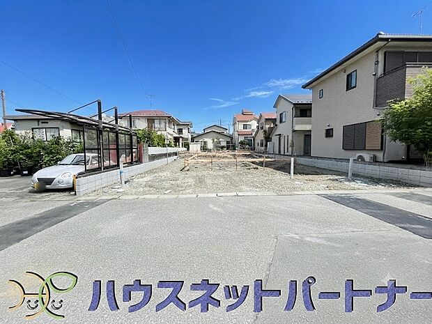 季節感を演出する多彩な樹木と豊かな彩りが重なり、四季折々の変化を楽しめる心地よい場所となることでしょう。時間の経過と共に味わいが出る素敵な空間へ。