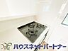 キッチン：三口コンロで料理の幅を拡げてくれる使いやすいシステムキッチンを採用。洗い場も大きいので野菜や食器を洗ったりする際にも捗り、奥様の強い味方となってくれるはずです。