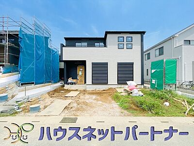 外観:堂々たる趣ながら、主張し過ぎずどこか余裕を感じさせるシャープなフォルムで佇む邸宅は、晴天の空と照らし合わせる事で、本来あるべき完成形の姿を見せてくれます。 外観:堂々たる趣ながら、主張し過ぎずどこか余裕を感じさせるシャープなフォルムで佇む邸宅は、晴天の空と照らし合わせる事で、本来あるべき完成形の姿を見せてくれます。