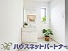 洗面：大きく見やすい三面鏡で清潔感ある洗面台は、身だしなみチェックや肌のお手入れに最適です。何かと物が増える場所だからこそ、スッキリと見映えの良い空間に拵えました。