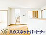 室内：忙しい朝でも家族揃って食事をして頂ける、ゆとりある大きさのダイニングスペース。奥様の手料理をカウンター越しに受けとって頂き、テーブルで囲む素敵な時間を存分にお愉しみ下さい。