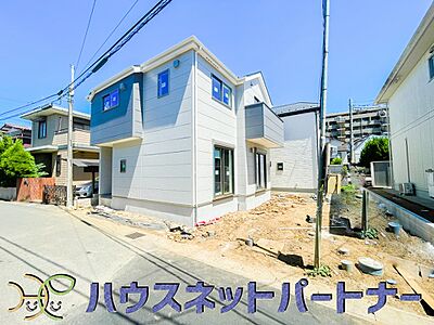 外観:堂々たる趣ながら、主張し過ぎずどこか余裕を感じさせるシャープなフォルムで佇む邸宅は、晴天の空と照らし合わせる事で、本来あるべき完成形の姿を見せてくれます。 外観:堂々たる趣ながら、主張し過ぎずどこか余裕を感じさせるシャープなフォルムで佇む邸宅は、晴天の空と照らし合わせる事で、本来あるべき完成形の姿を見せてくれます。