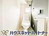トイレ：小窓を設置する事により明るく、通気性の良いトイレとなっております。中はゆとりのある大きさを確保しておりますので、ゆったりとお使い頂けます。 