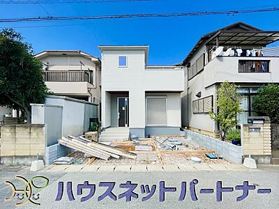 外観:堂々たる趣ながら、主張し過ぎずどこか余裕を感じさせるシャープなフォルムで佇む邸宅は、晴天の空と照らし合わせる事で、本来あるべき完成形の姿を見せてくれます。 外観:堂々たる趣ながら、主張し過ぎずどこか余裕を感じさせるシャープなフォルムで佇む邸宅は、晴天の空と照らし合わせる事で、本来あるべき完成形の姿を見せてくれます。