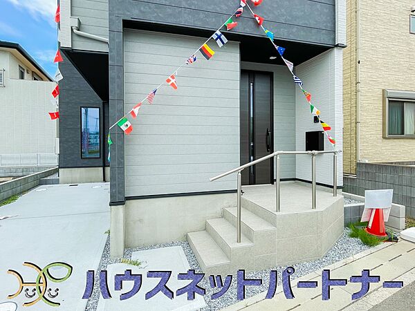 玄関の扉を開けるとそこは家族の待つお家。笑い声が聞こえてきそう。
