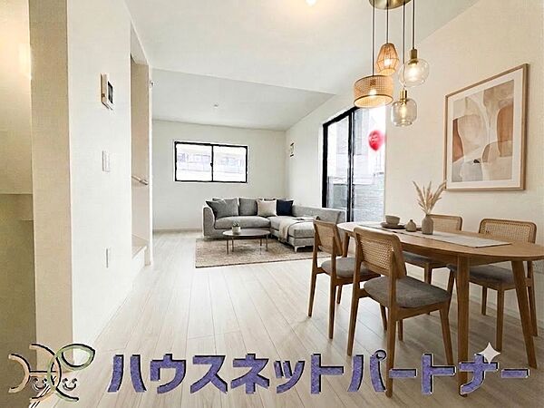 陽だまりのあるリビングは、快適で心休まる時間を過ごせます※家具照明はイメージです