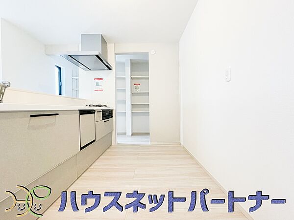 カウンターキッチンは広くて収納力もあるので、快適に料理をすることができます。