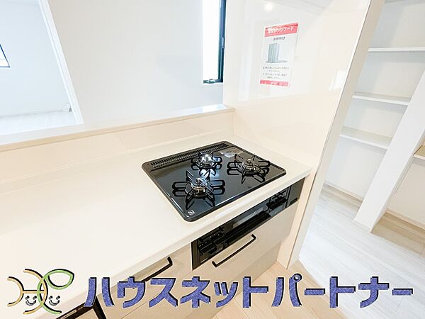三口コンロで料理の幅を拡げてくれる使いやすいシステムキッチンを採用。洗い場も大きいので野菜や食器を洗ったりする際にも捗り、奥様の強い味方となってくれるはずです。