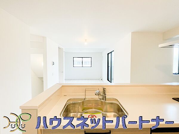 家族の様子を見ながらキッチンでお料理。一日の出来事を会話しながらの家事は嬉しいコミュニケーション。