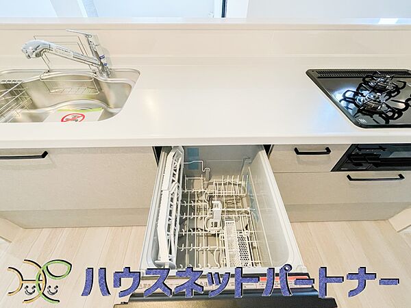 ビルトイン食器洗乾燥機完備。家事のお手伝いをしてくれる奥様の味方です。食器を洗っている間にお掃除など、様々なシーンで家事の時短に役立つ食洗機。省スペースのビルトインタイプを採用致しました。