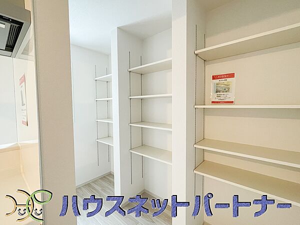 パントリー（食料庫）常温保存できるパン、お米、調味料、缶詰など、日常的に使うものや未開封の食品の収納にぴったり。棚にものを並べて収納すれば、何が足りないのかひと目で確認できます。