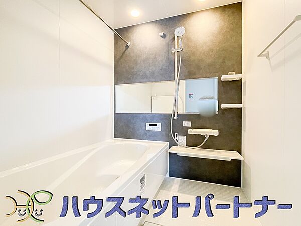 心地よいバスタイムを演出する浴室はゆとりあるサイズを採用。保温機能付き、汚れをはじく有機ガラス系の新素材を採用した浴室。美しく機能的な設備を採用。