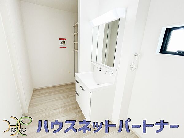 大きく見やすい三面鏡で清潔感ある洗面台は、身だしなみチェックや肌のお手入れに最適です。何かと物が増える場所だからこそ、スッキリと見映えの良い空間に拵えました。